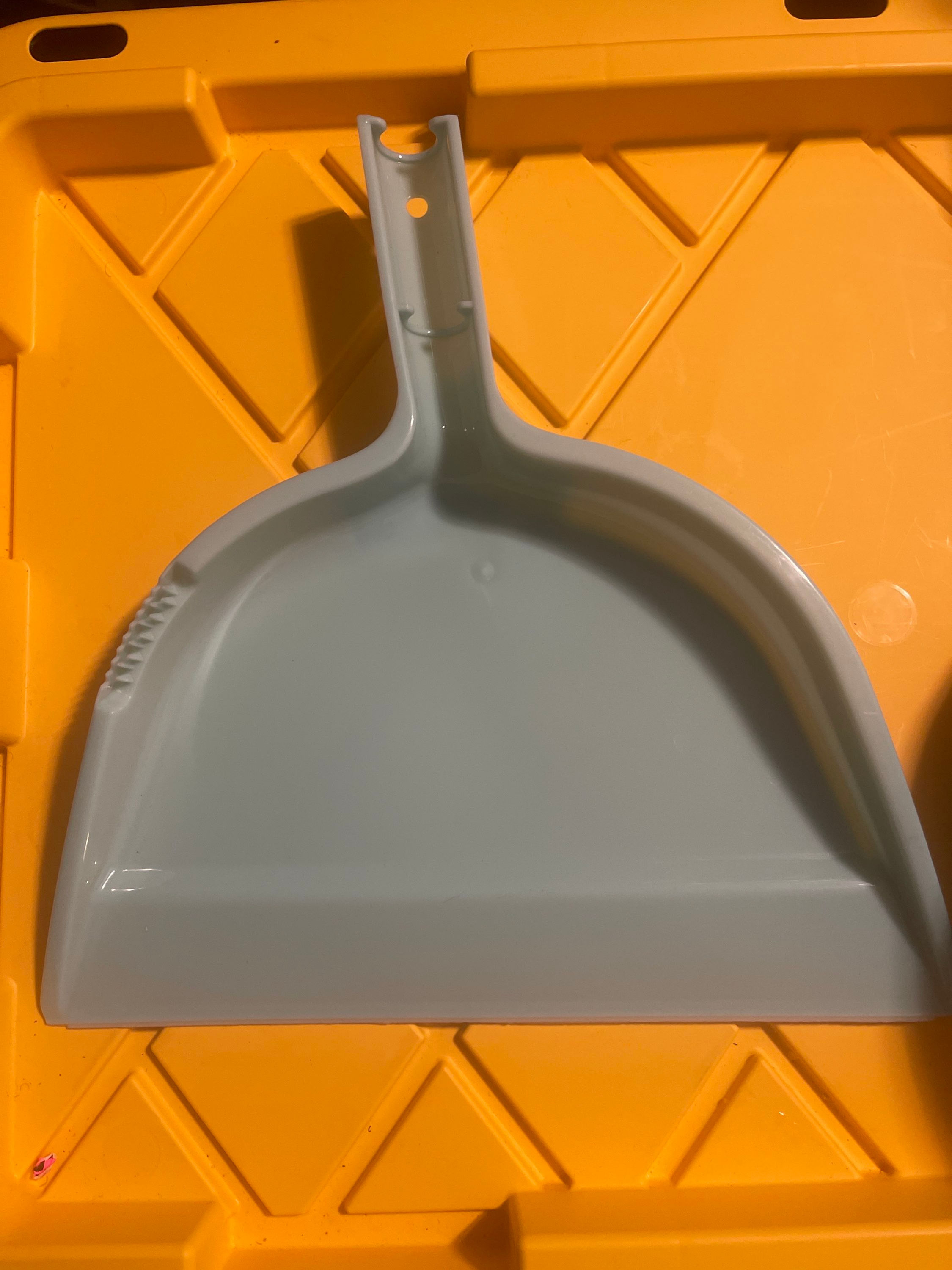 Dust pan 