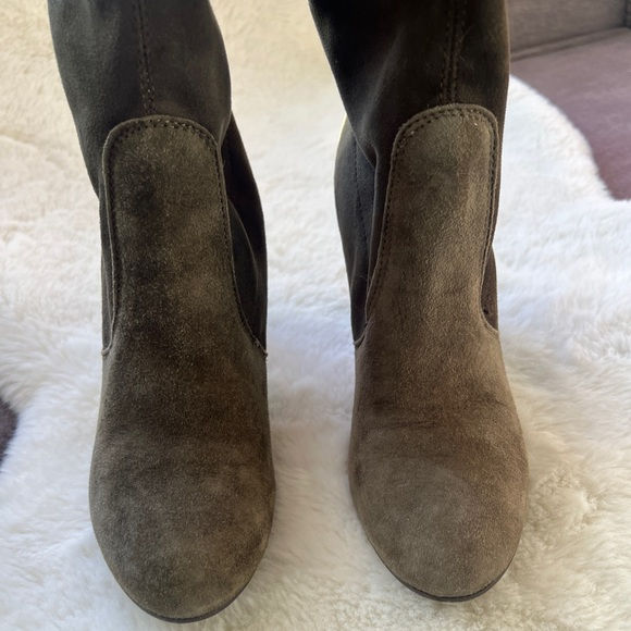 Thumbnail: Wild, diva lounge, knee-high boots