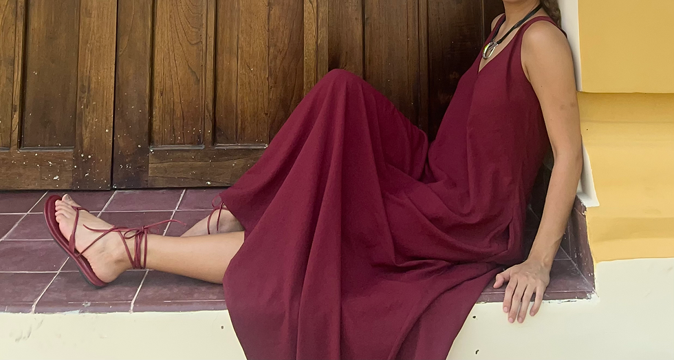 Vista de un atuendo bohemio con un vestido largo y accesorios coloridos