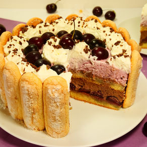 Charlotte aux cerises et chocolat au lait