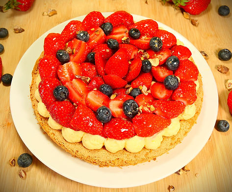 Dacquoise à la crème diplomate garnie de fraises et de myrtilles
