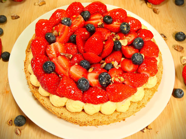 Dacquoise à la crème diplomate garnie de fraises et de myrtilles