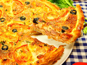 Quiche feuilletée au thon frais, tomates et olives noires