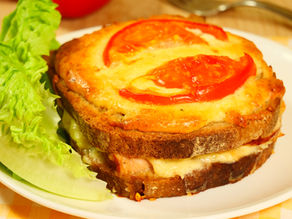 Croque-monsieur au filet de poulet rôti et tomates