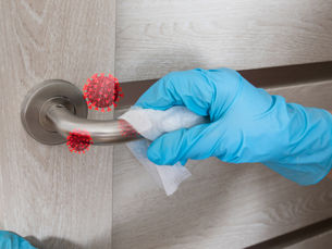 Les zones les plus négligées dans le nettoyage de bureaux Un bureau peut sembler propre en apparence, mais certaines zones sont souvent oubliées lors du nettoyage régulier. Pourtant, ces surfaces sont des nids à bactéries et nécessitent une attention particulière pour garantir un environnement sain. Mistral Entretien Ménager Commercial vous dévoile les endroits les plus négligés et comment nous assurons un nettoyage complet. Les surfaces souvent oubliées Certaines zones sont fréquemment touchées mais rarement désinfectées : •	Interrupteurs et poignées de porte : Manipulés des dizaines de fois par jour, ils accumulent bactéries et virus. •	Claviers et souris d’ordinateur : En contact constant avec les mains, ils sont souvent plus sales qu’un siège de toilette ! •	Téléphones de bureau : Utilisés quotidiennement, ils peuvent contenir un grand nombre de germes. •	Bras de chaises et accoudoirs : Peu nettoyés, ils retiennent poussière et saleté. Pourquoi ces zones nécessitent une attention p