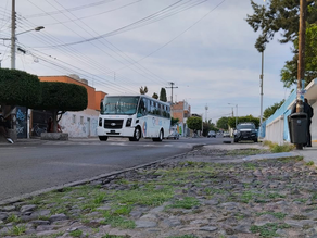 PASAJERO DEL QROBUS CONVULSIONA Y MUERE, EN LOMAS DE CASA BLANCA