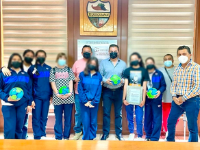 TOÑO MEJÍA RECONOCE A BICAMPEONAS ESTATALES DE BALÓN EN MANO DE TEQUISQUIAPAN