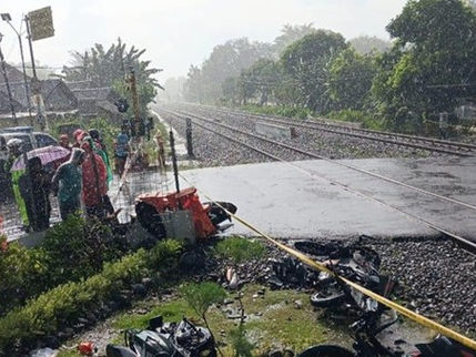 Tragedi di Magetan: KA Malioboro Ekspres Tabrak 7 Motor, 4 Tewas Diduga Akibat Palang Dibuka Terlalu Cepat