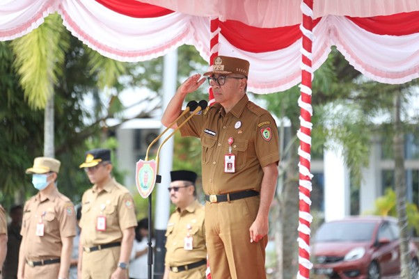 Plt. Sekda, Leonard S. Ampung, selaku Inspektur Upacara