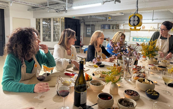 Evenment studio Gaia - soirée anniversaire potterie - activité décoration sur céramique