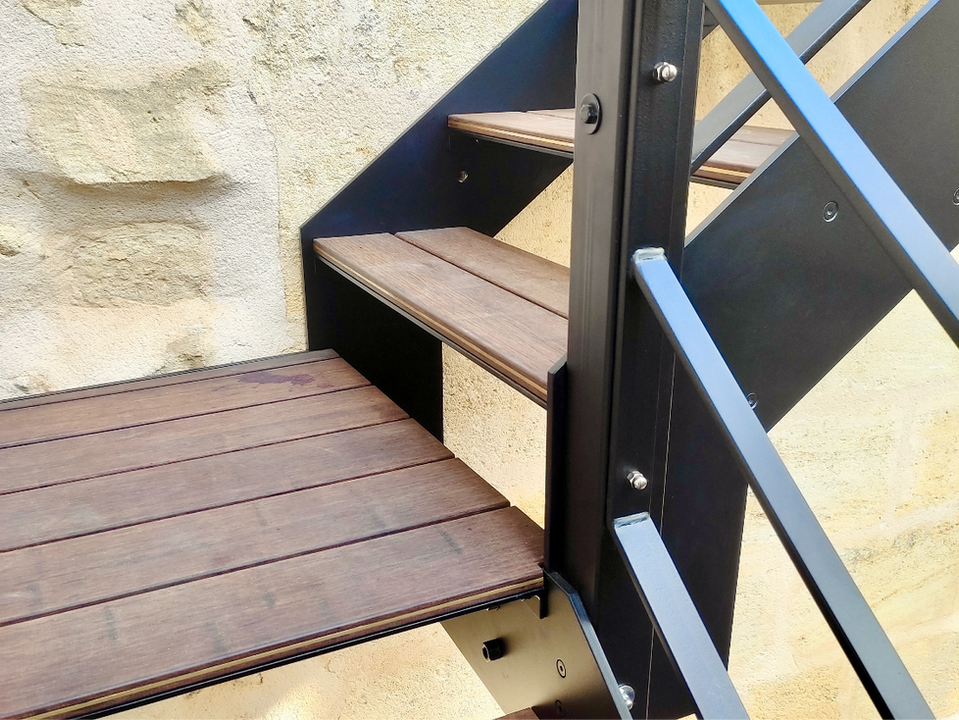 incrustation de laiton dans des marches en Bambou