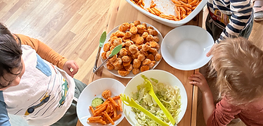 Kinder beim Mittagsbuffet