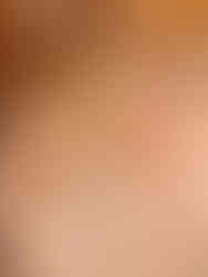 Table au Harry’s Bar avec pain, beurre et boissons, instant d’apéritif à Venise.