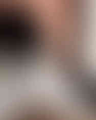 Lit du Palazzo Experimental à Venise, teintes rose poudré et lumière douce, ambiance calme de chambre d’hôtel.