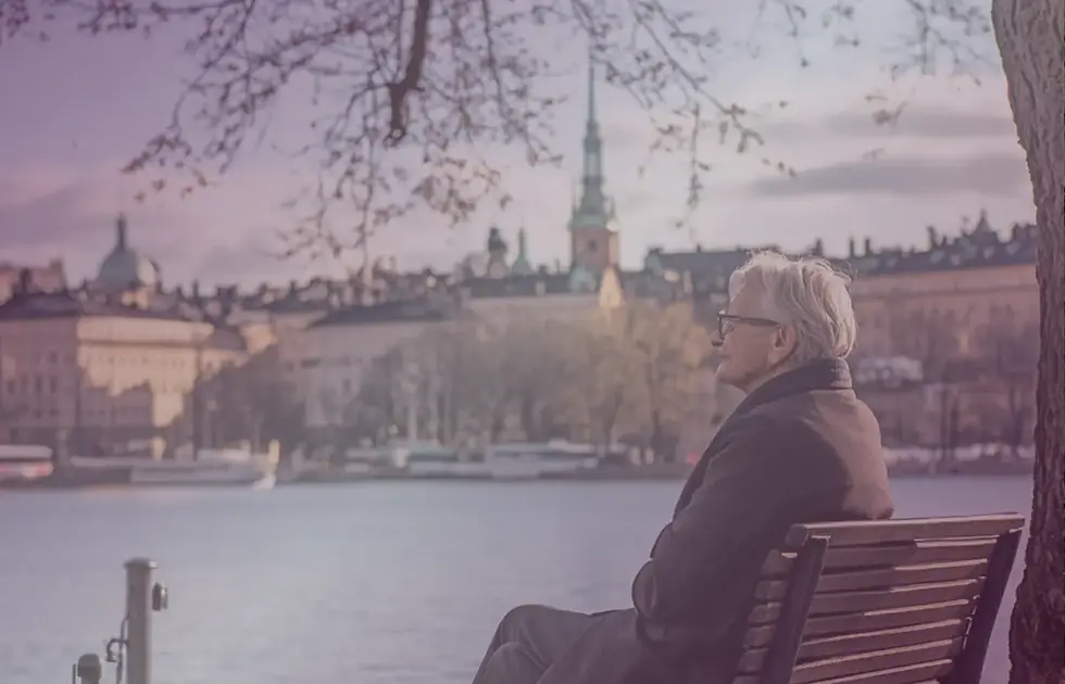 En nöjd pensionär som tittar ut över Stockholm stad
