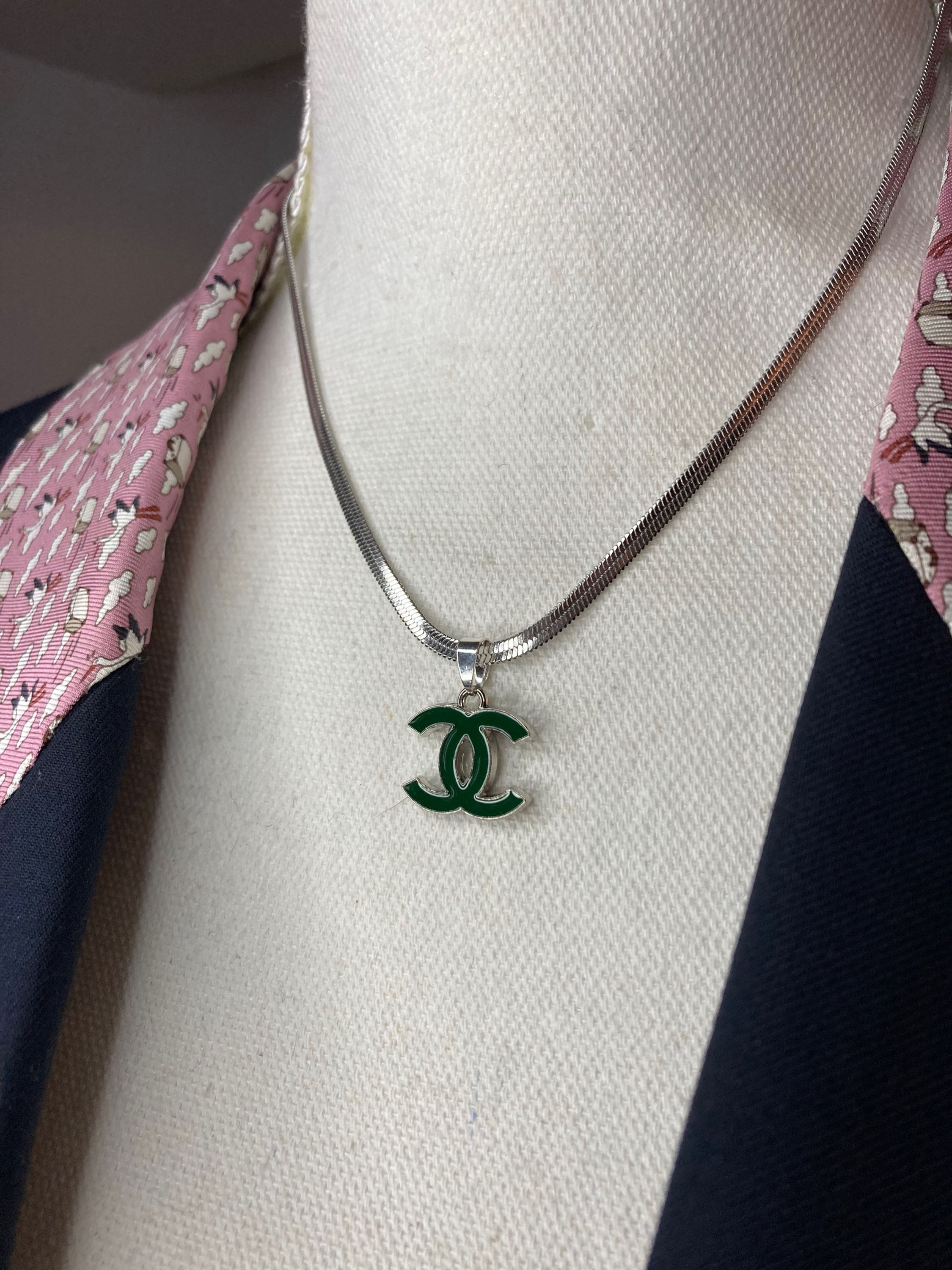 COLLANA GIOIELLO CHANEL SLVER CON CIONDOLO VERDE