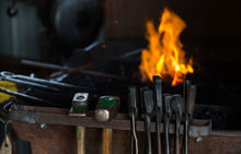 Atelier d’un forgeron jurassien avec outils traditionnels