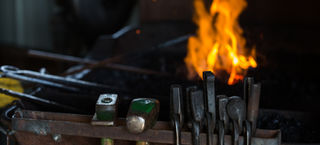 Atelier d’un forgeron jurassien avec outils traditionnels