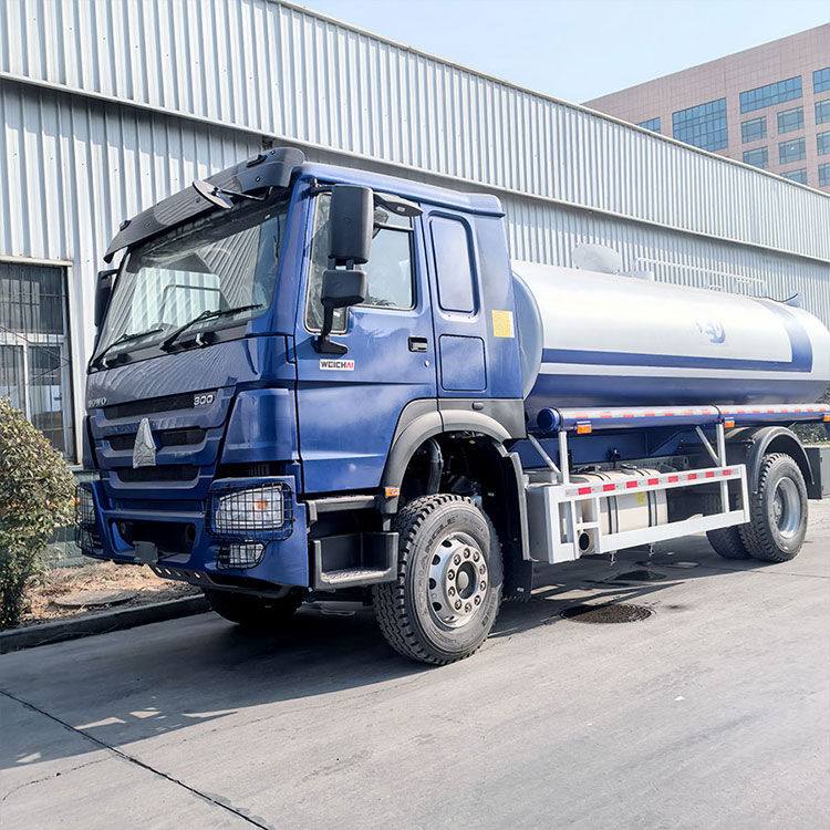 Thumbnail: Sinotruk 4X2 Heavy Diesel Fuel Water Tank Truck 3000liters Capacity New Conditio