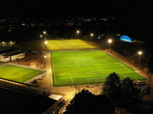 Beleuchtete Fußballplätze bei Nacht