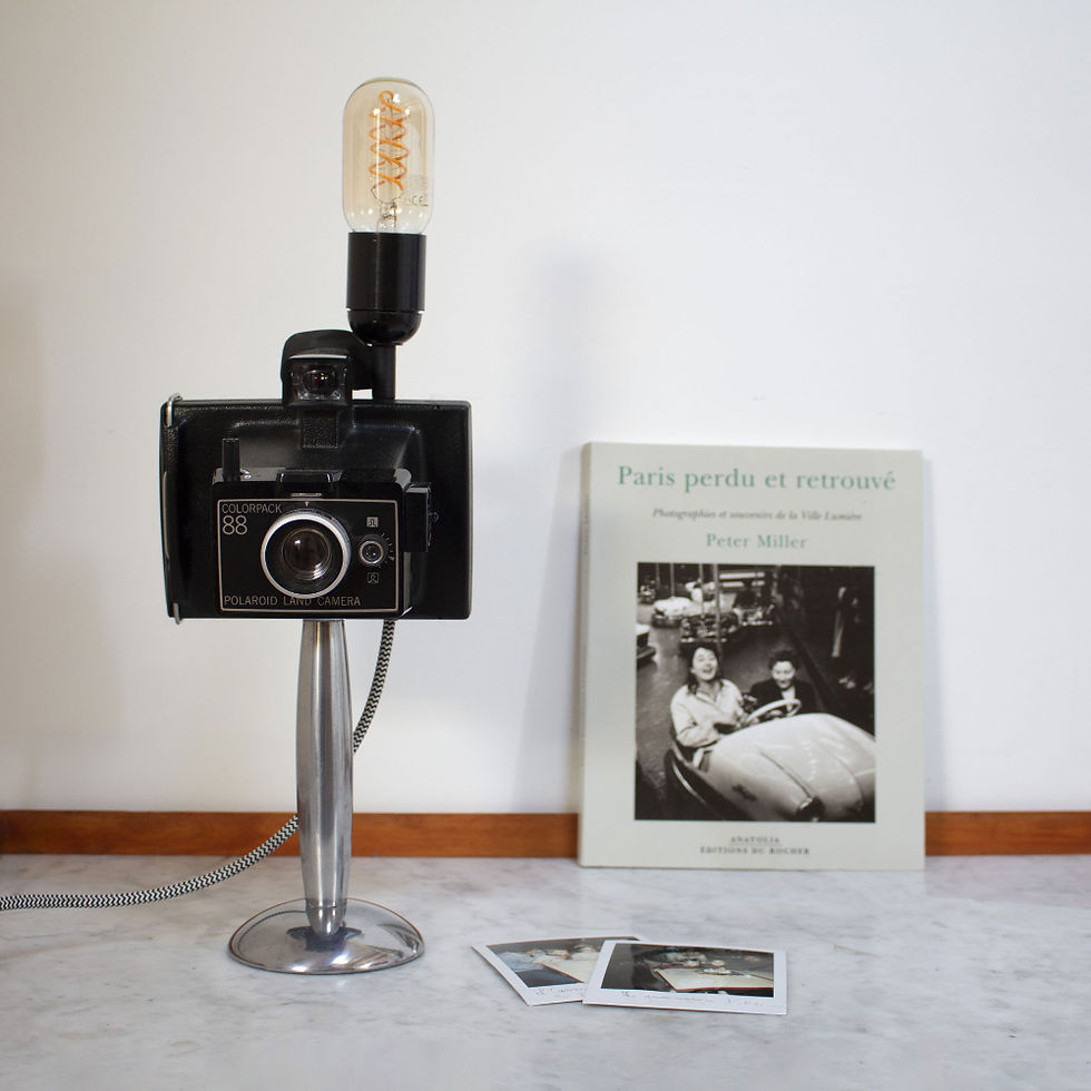 Lampe à poser créée avec polaroïd vintage, surélevé sur socle métal. Vue face.