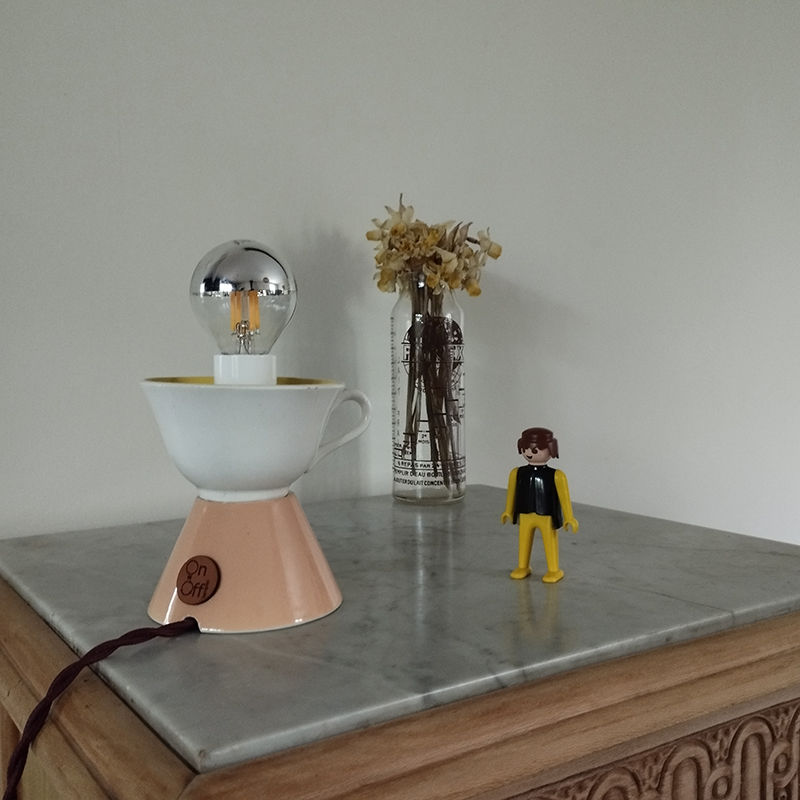 Lampe créé avec deux tasses, montées tête bêche. Logo de marque en cuir.