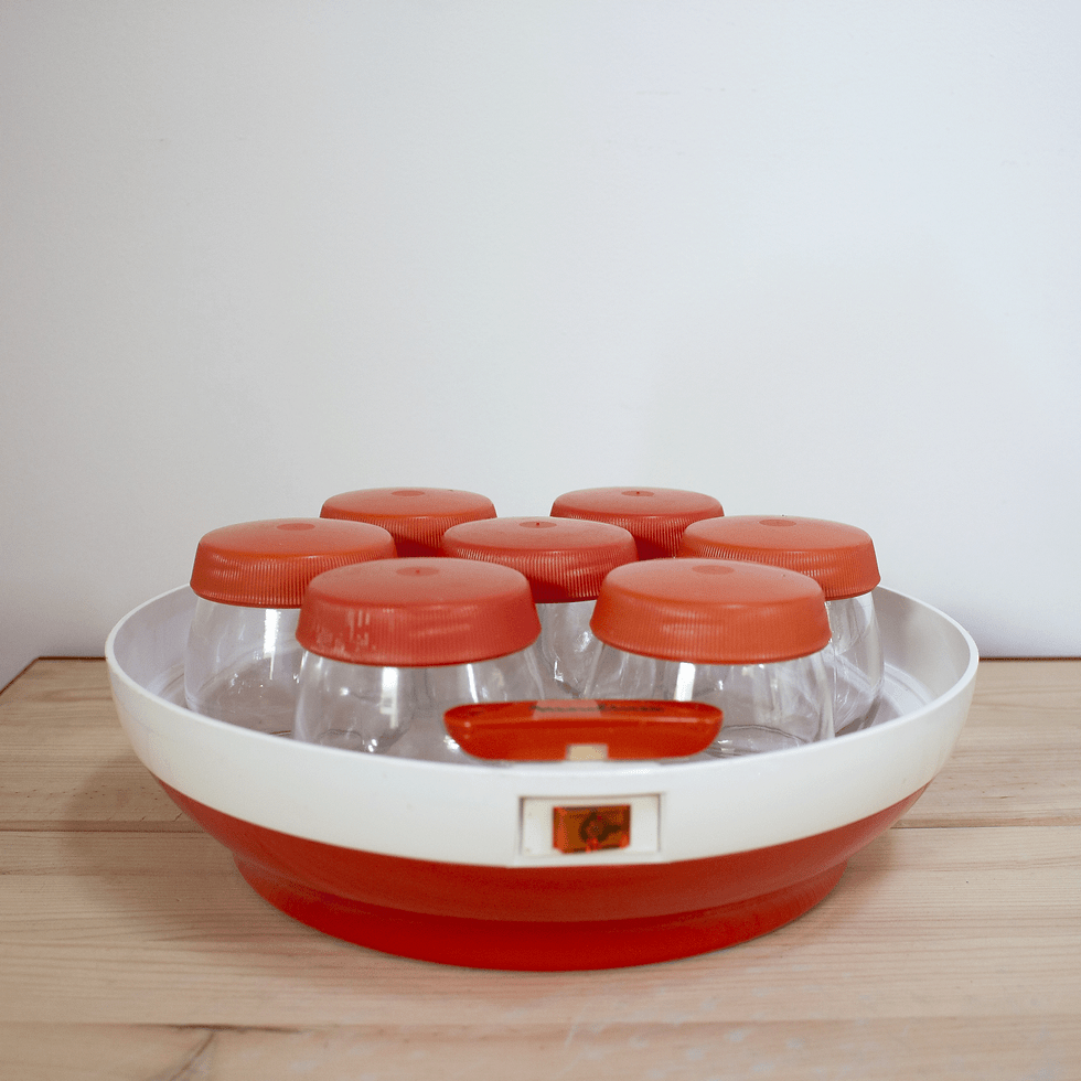 Miniature : lampe créée avec une yaourtière vintage Moulinex. Intérieur avec les sept pots.