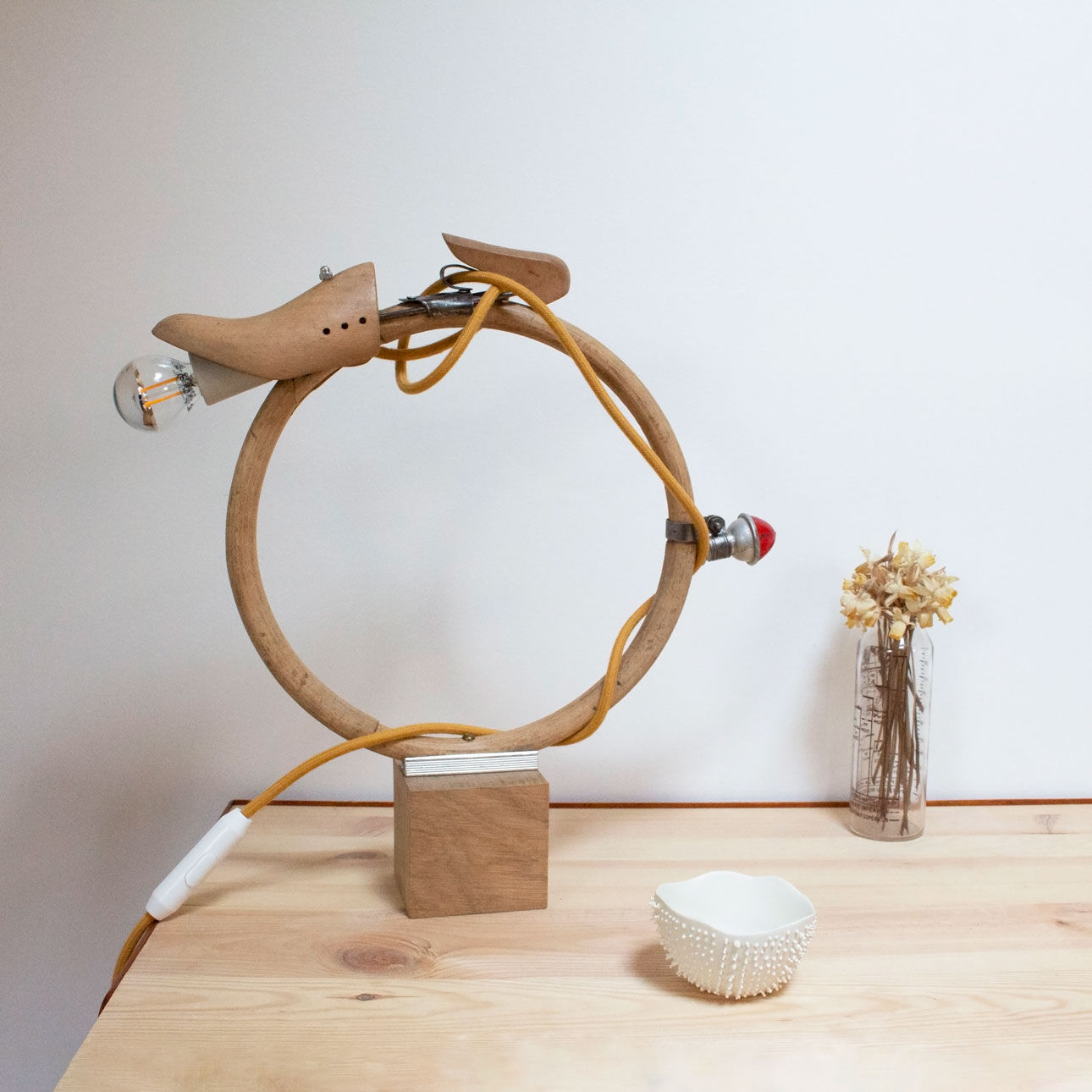 Lampe unique originale créée avec un cercle en bambou, un embauchoir, un ancien petit feu rouge de vélo un cube en chêne..