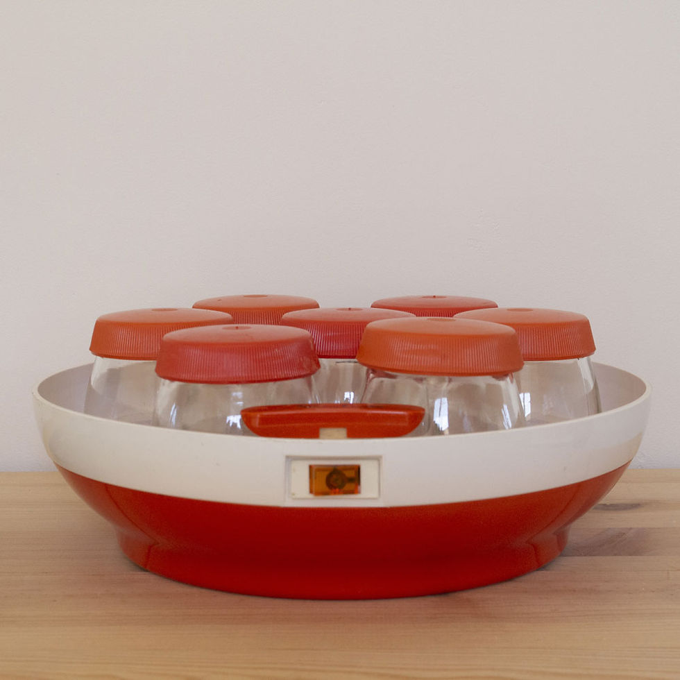 Miniature : lampe créée avec une yaourtière vintage orange Moulinex. Partie intérieure avec les pots.
