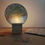 Miniature : Lampe allumée, créée avec un cube de palette sur lequel est inséré un morceau de carte routière dans un cercle.