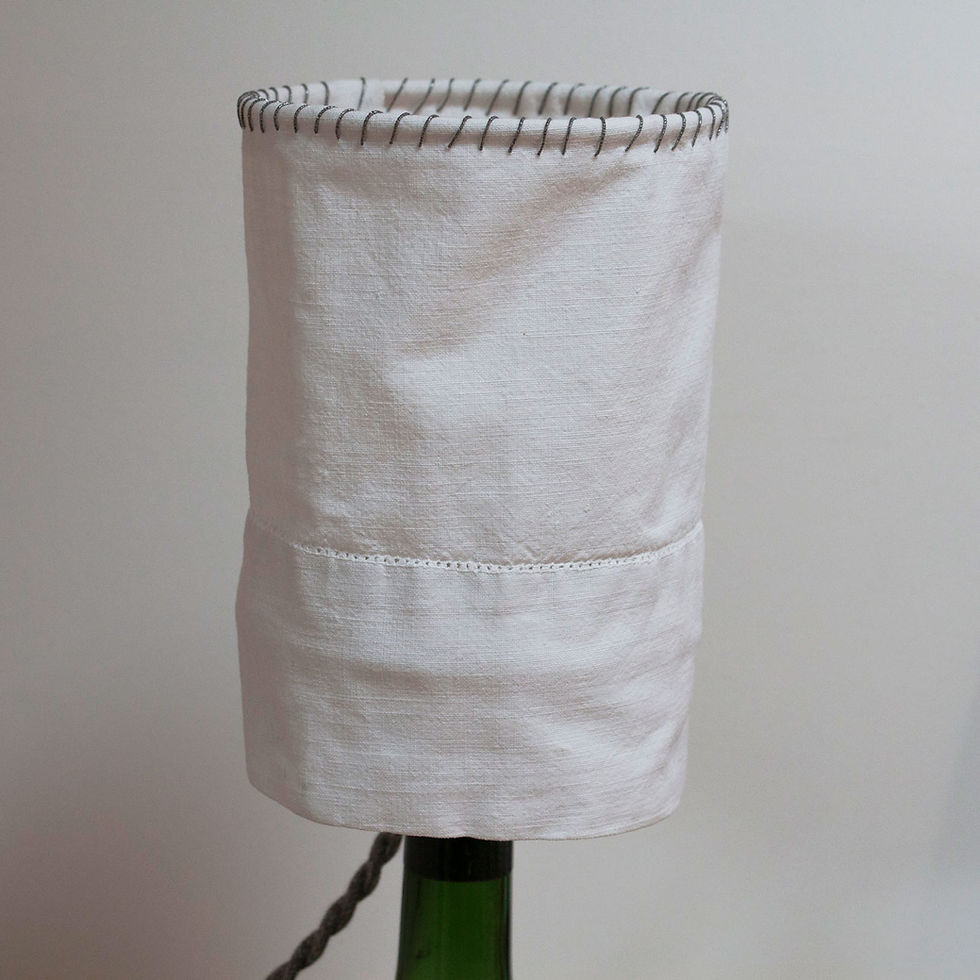 Miniature : Détail abat-jour  fait avec drap blanc ancien ajouré.