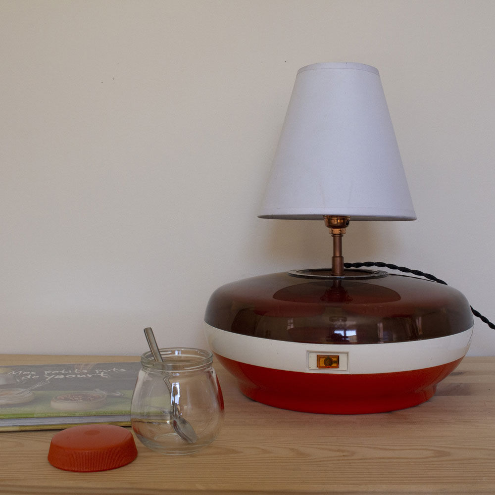 Lampe créée avec une yaourtière vintage orange Moulinex.