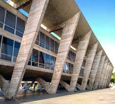 Arquitetura brutalista: a beleza crua do concreto e do aço