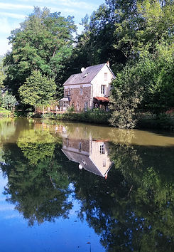 le gƮte Lakeside cottage