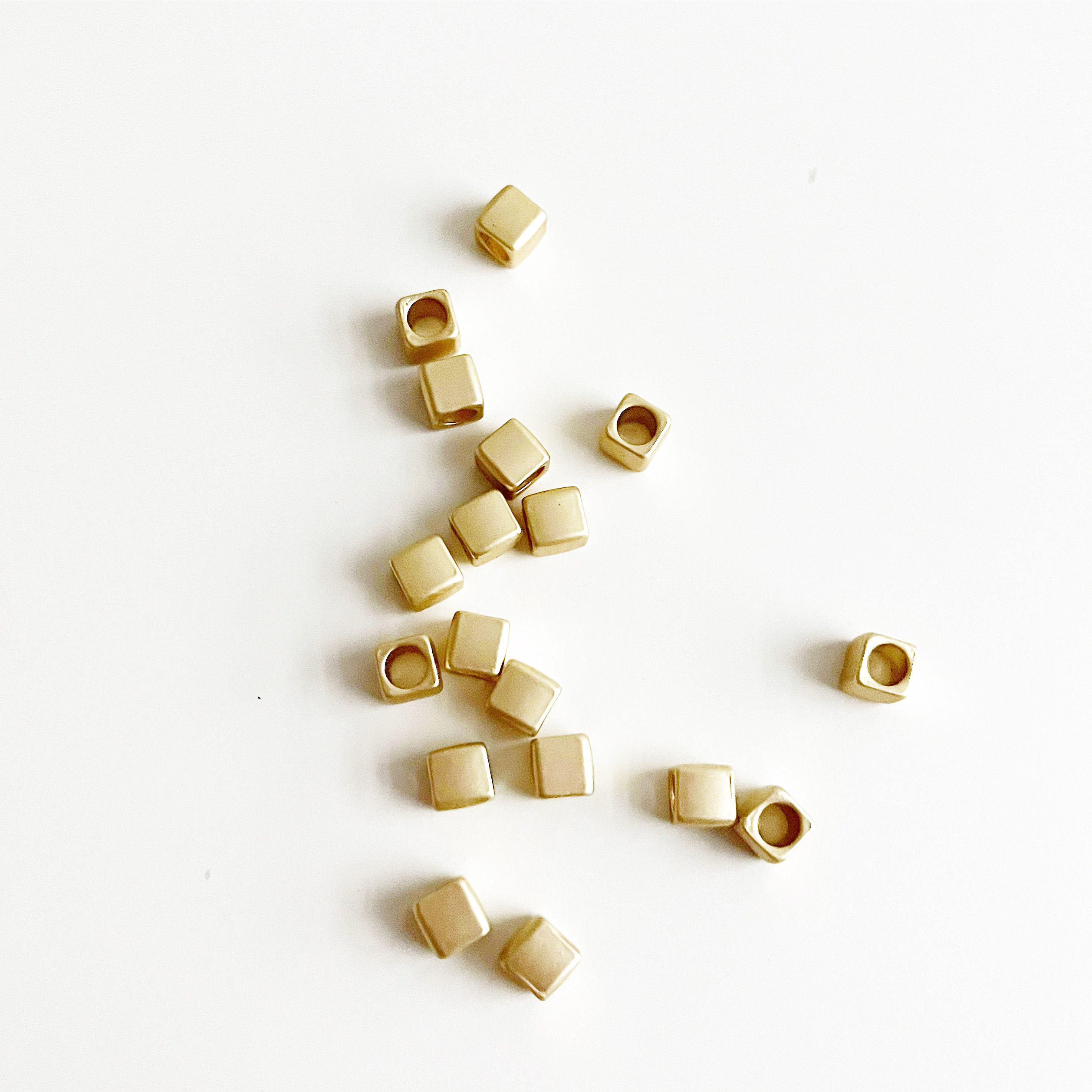 MATTE CUBE BEADS