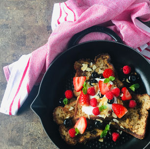 Pain doré aux fraises, framboise du Québec et cerises.
