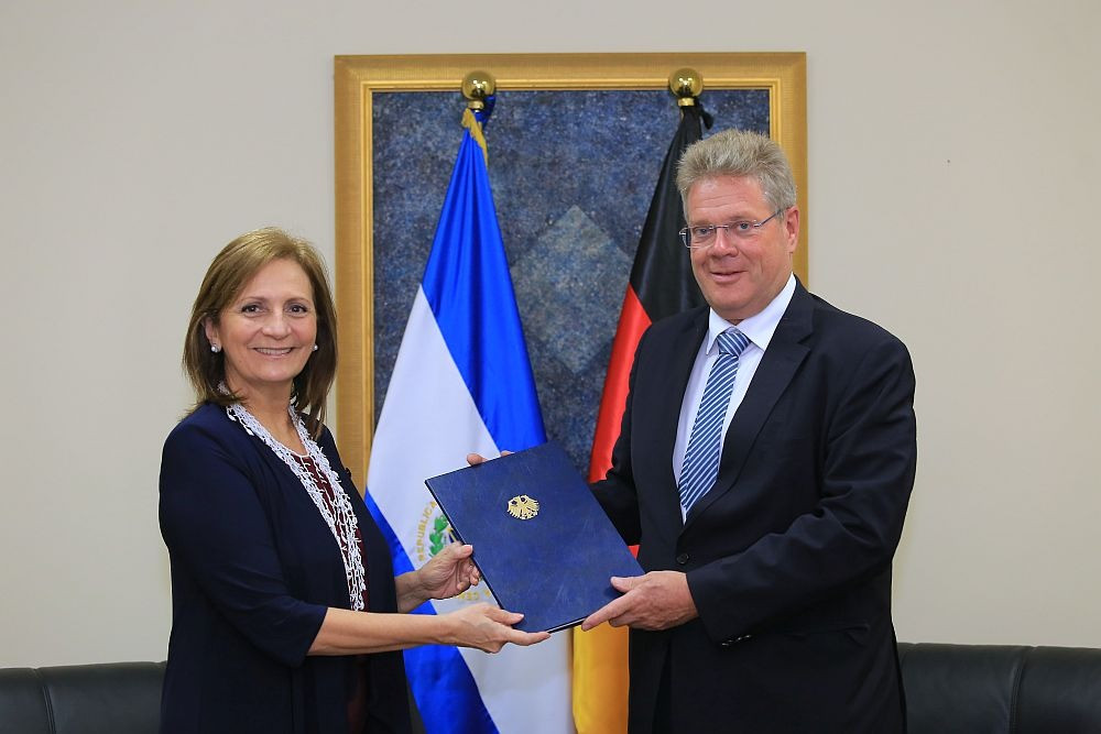 Entrega de copias de cartas Credenciales en el Ministerio de Relaciones Exteriores
