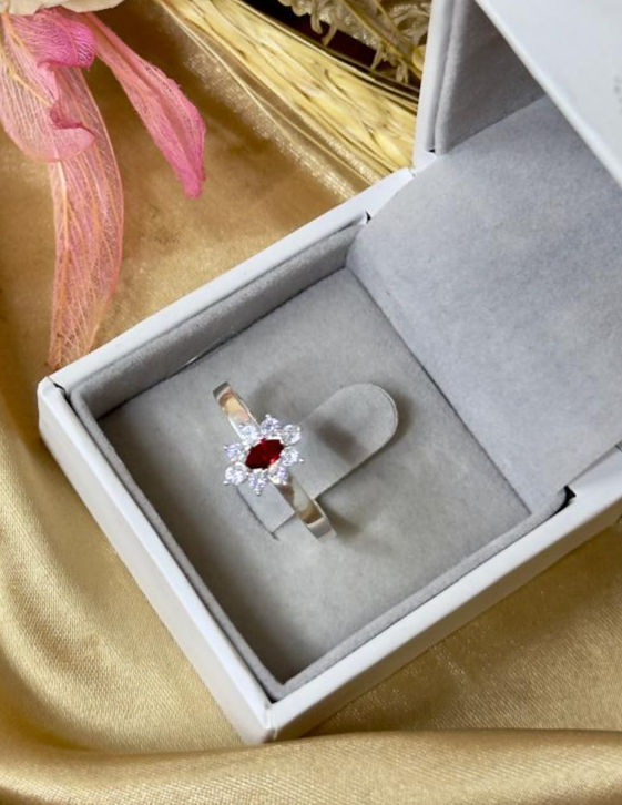 Miniatura: Anel solitário perfeito para quem ama elegância e delicadeza.
