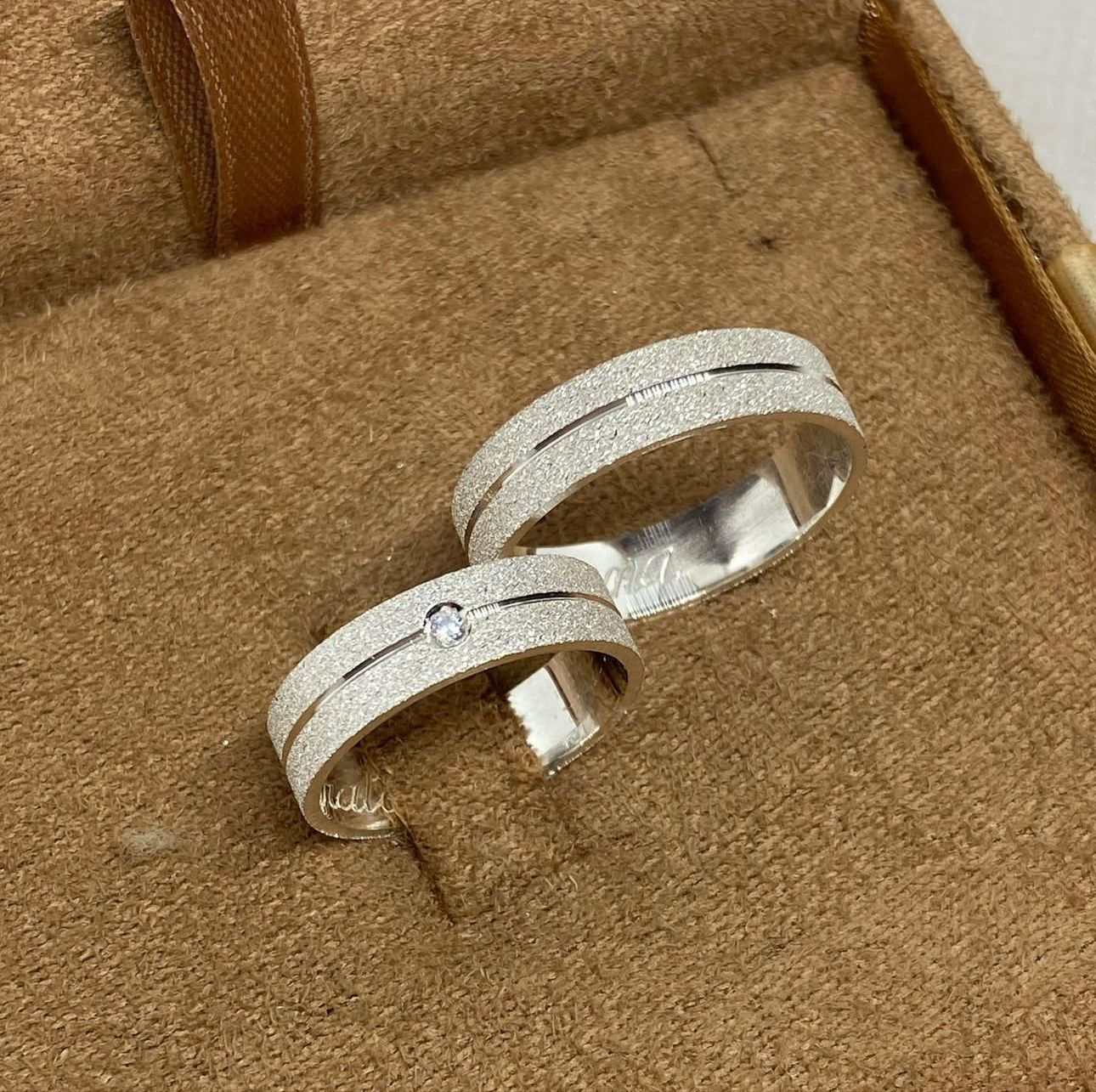 Alianças Brisa, 5mm de largura, prata 950 e uma pedra de zircônia.