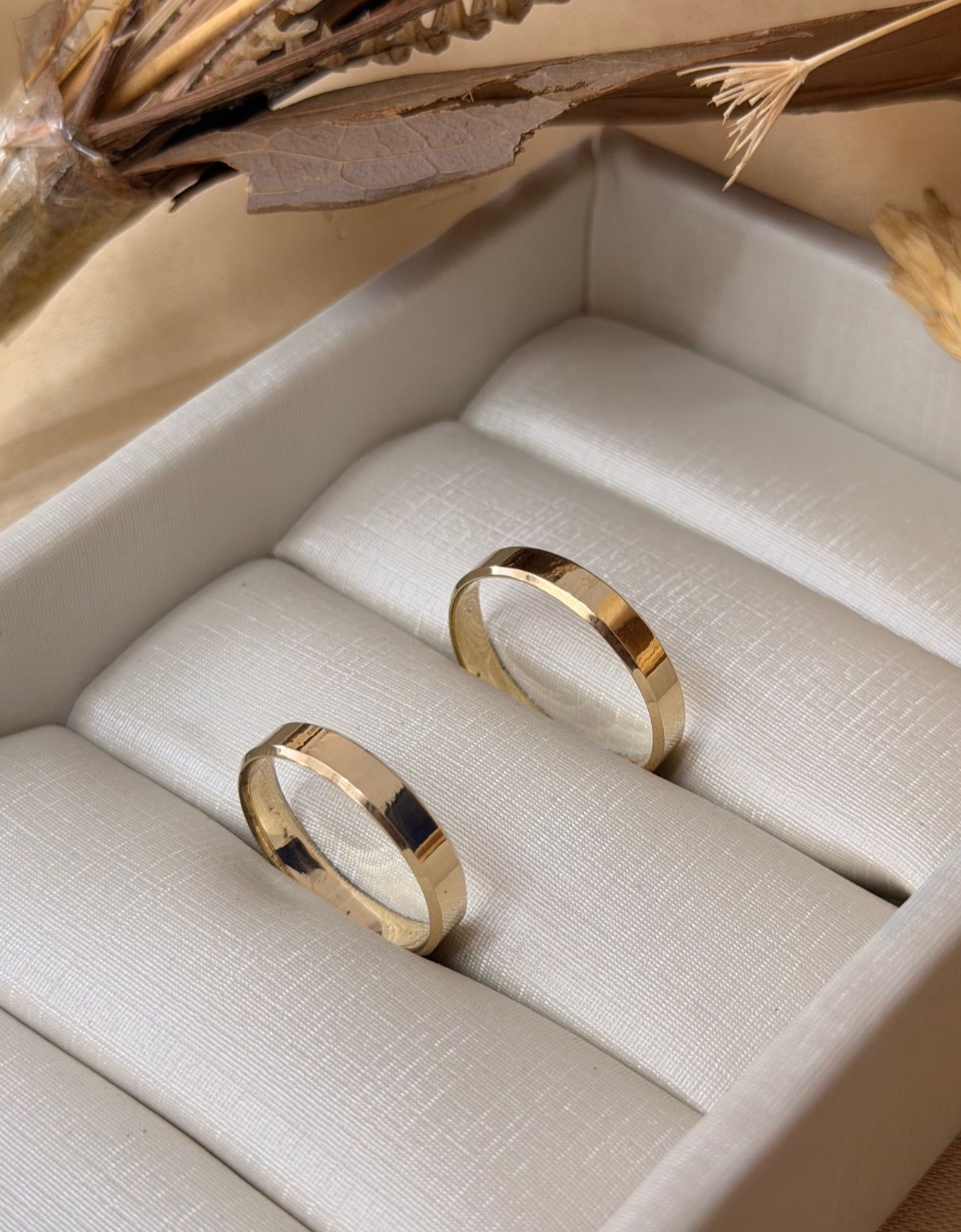 Par de Aliança ouro 18k, 4 mm com 5 gramas de ouro.