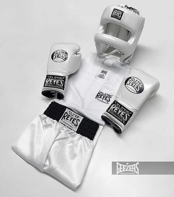 guantes y uniforme de la marca mexicana de boxeo cleto reyes