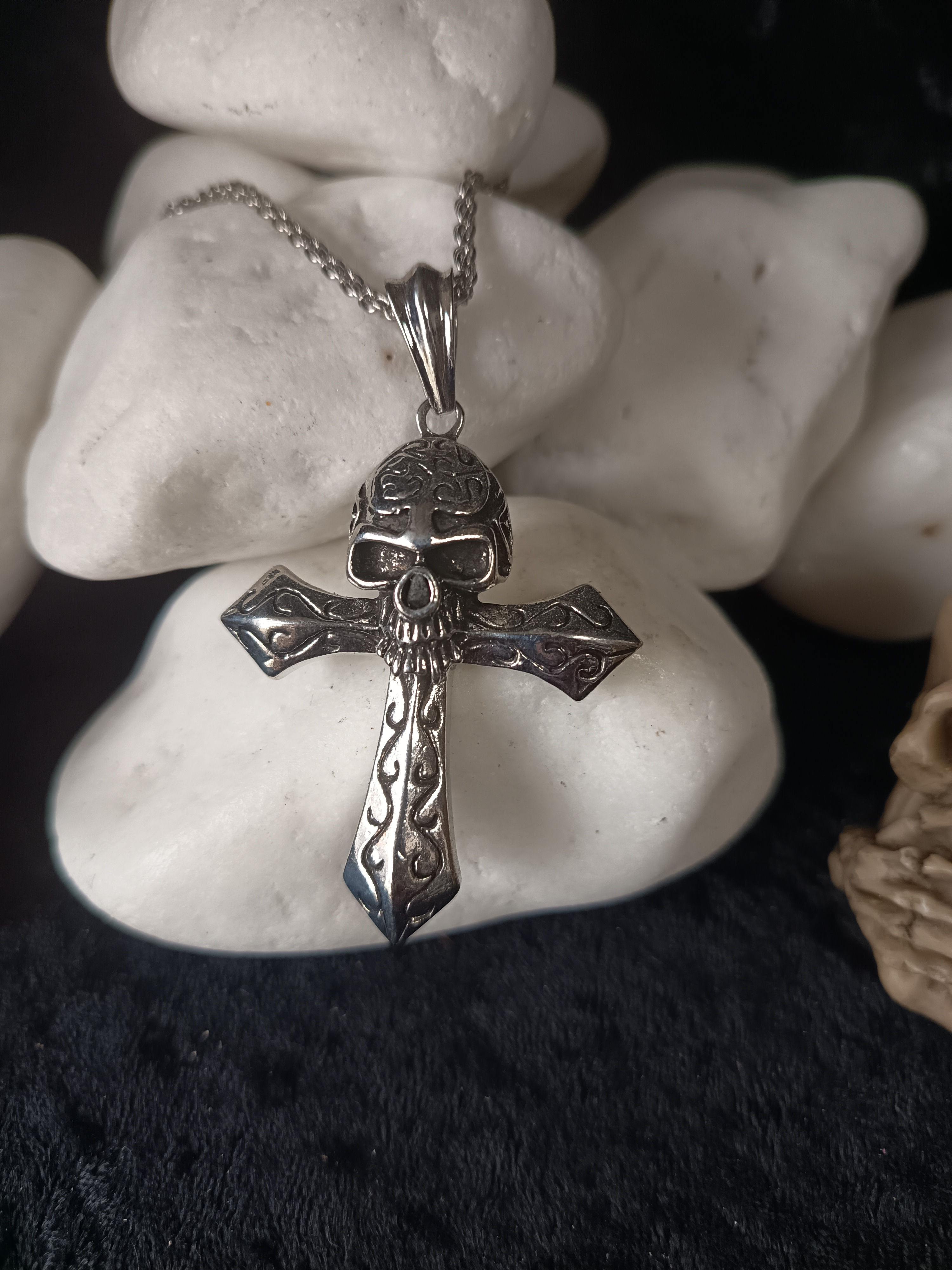 Collier croix avec crane