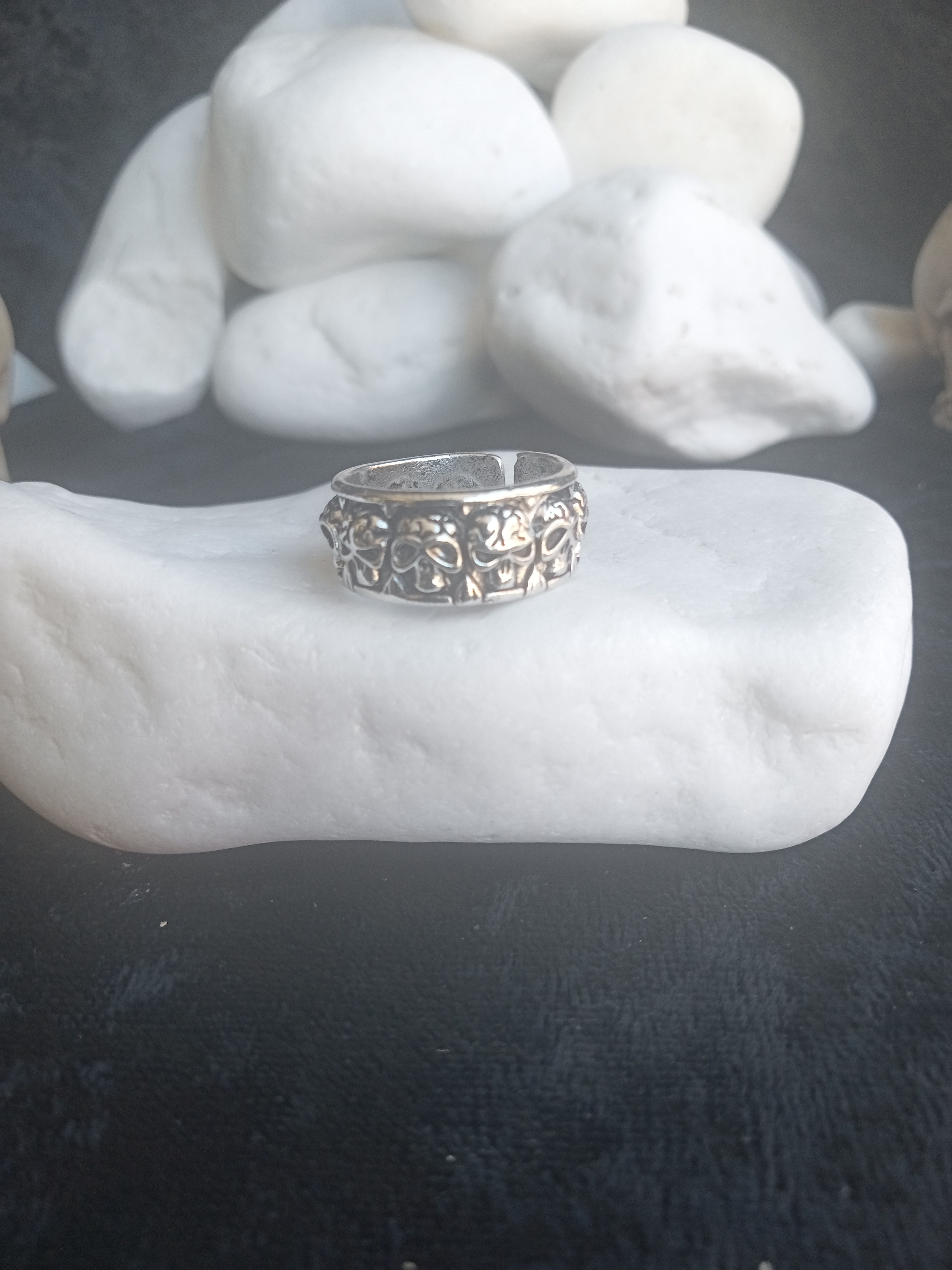 Bague tete de mort ajustable