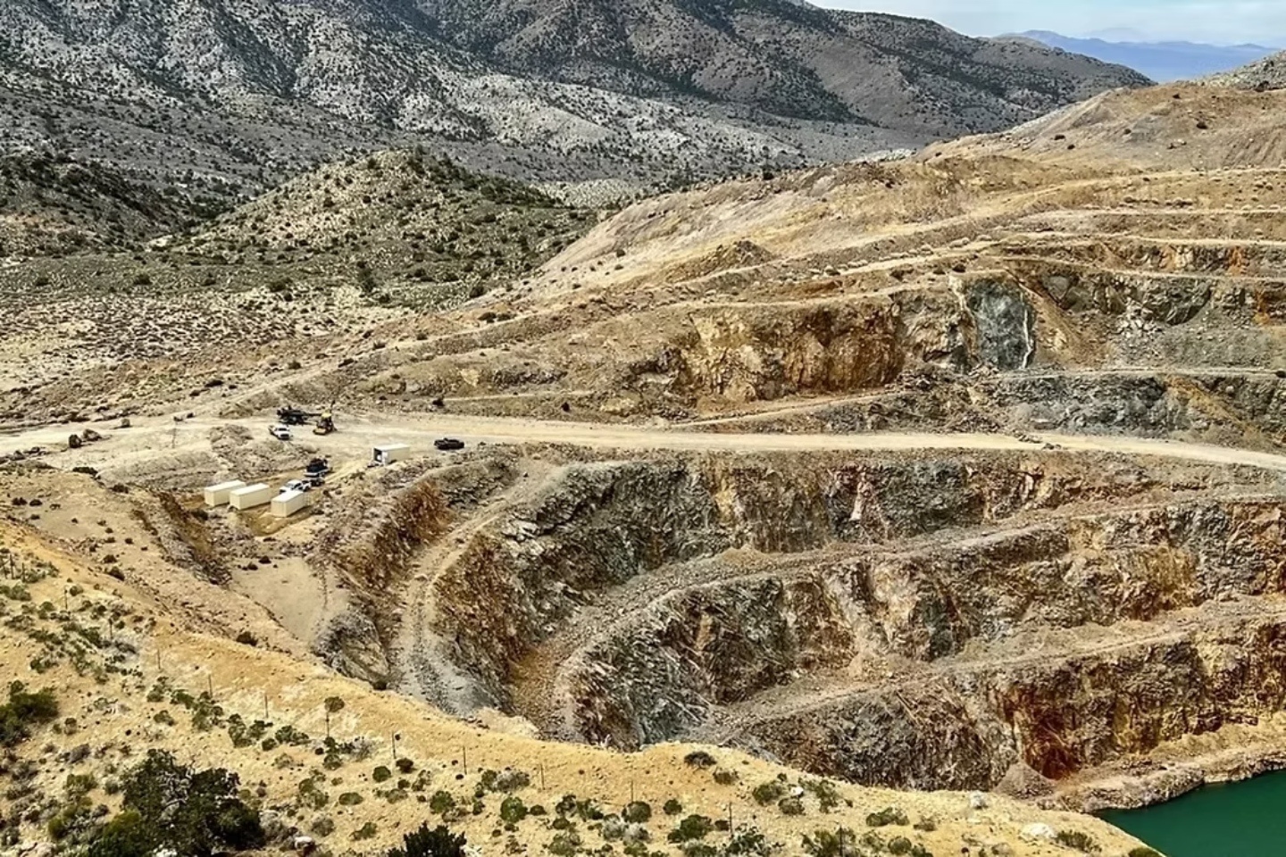 Dateline strikes huge gold zones beyond Californian pit shell