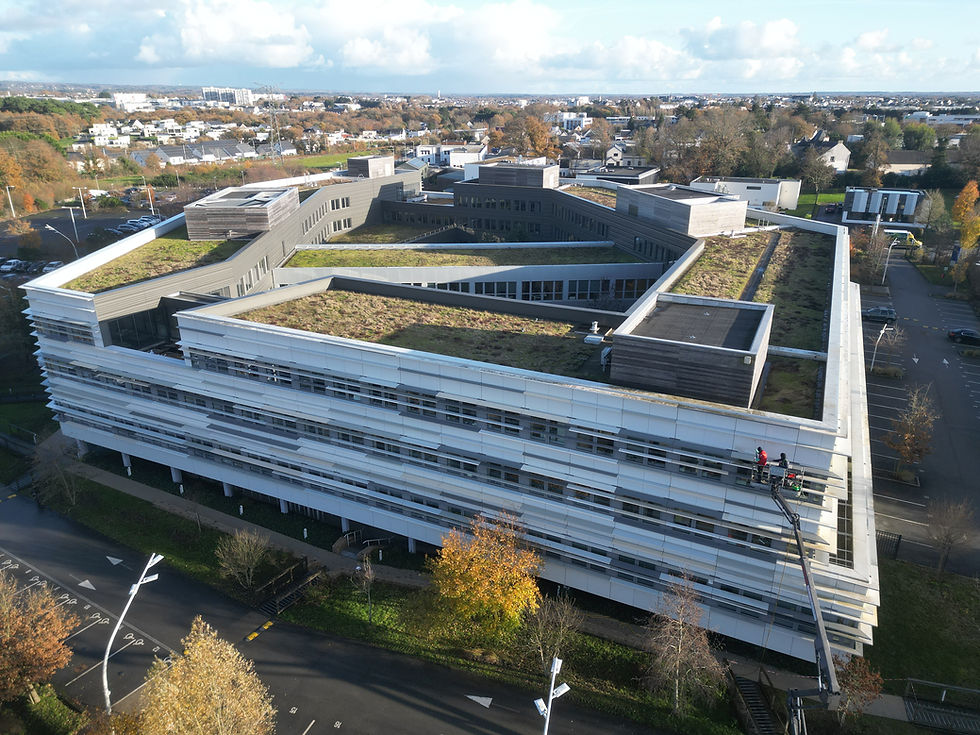 Nettoyage bâtiment par drone à Vannes : ALR Drones nettoie la CPAM de Vannes dans le Grand Ouest