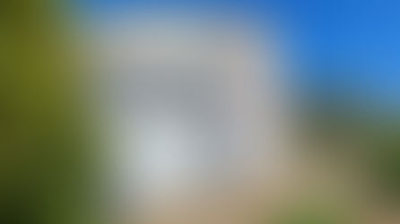 Traces rouges sur votre façade : d’où viennent-elles et comment les éliminer efficacement ?