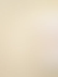 Foto de cadernos, caneta e óculos em cima da mesa