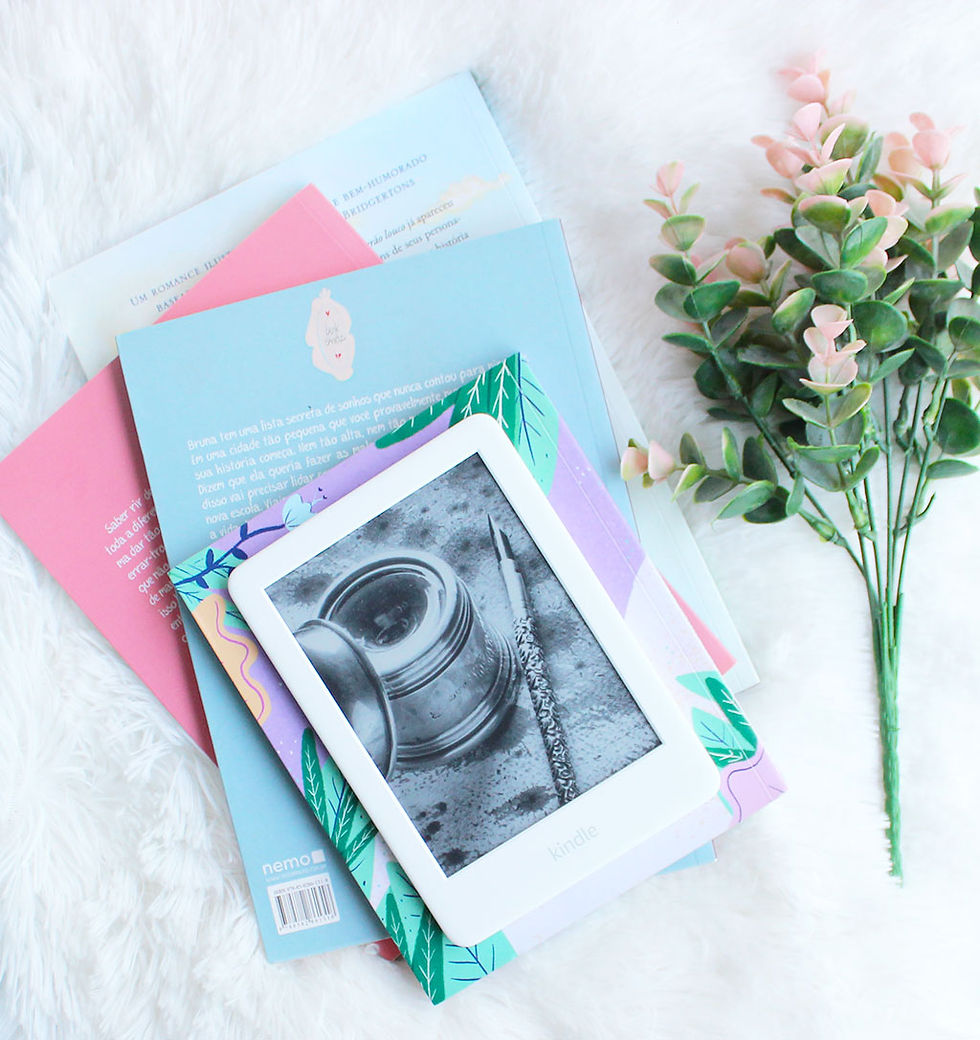 Foto de três livros e um Kindle