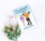 Foto de um livro de romance com capa azul