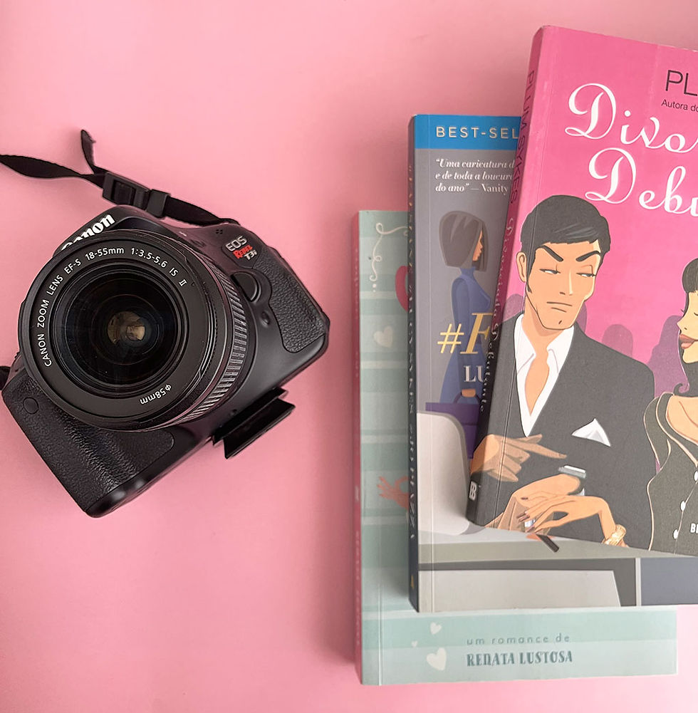 Foto de uma câmera fotográfica e livros para ilustrar este post sobre como fazer um book trailer
